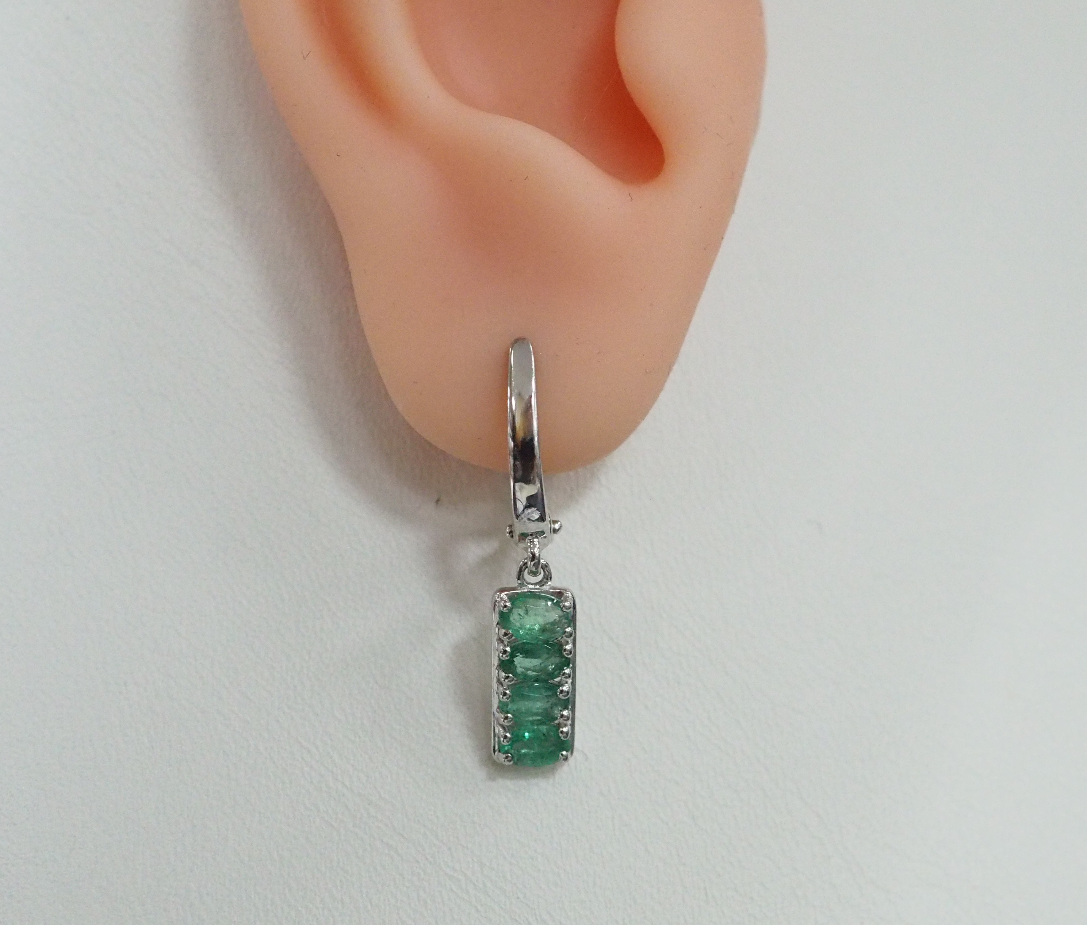 Серебряные серьги с изумрудами